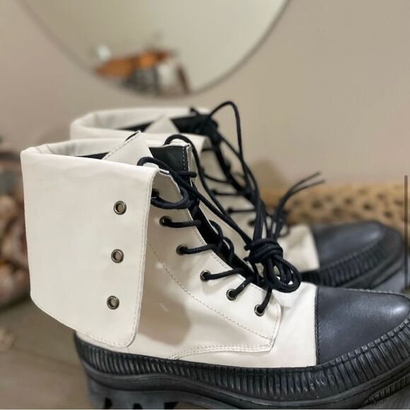 New with out box 
Free People Goldie Lug convertible cuff boots size US
7.5 - Picture 6 of 13